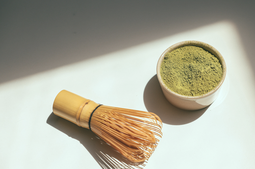 抹茶ブームの象徴としての抹茶と茶筅の画像、日本茶の魅力を伝える。